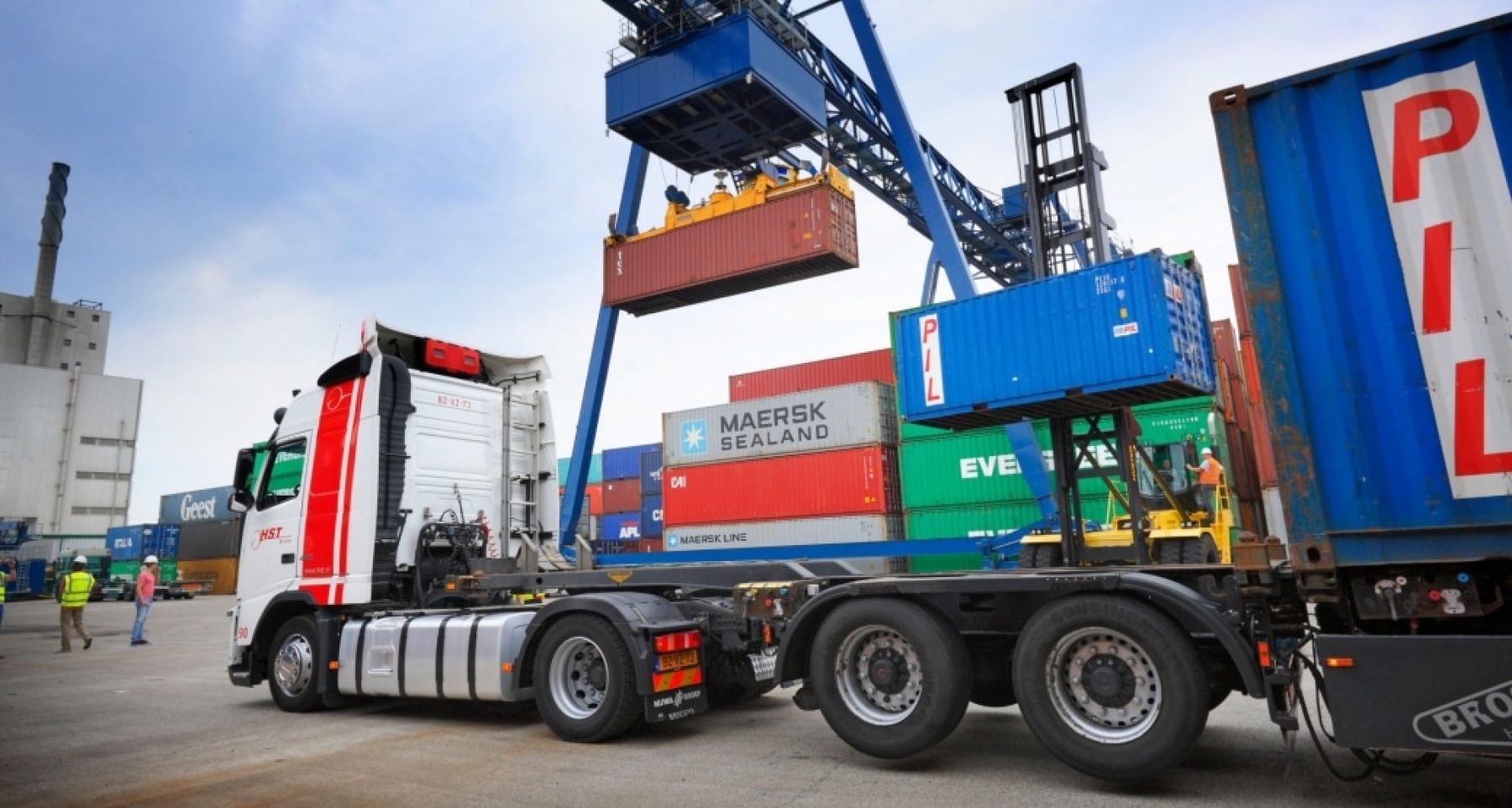 HST container trucking 1038x555 acf cropped